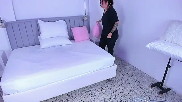 isolari  online show from December 12, 4:15 am