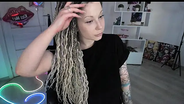 Snapshot of HoneySallyMoore chatting on March 22, 3:04 pm HoneySallyMoore online show from March 22, 3:04 pm