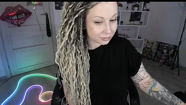 Snapshot of HoneySallyMoore chatting on March 27, 6:18 pm HoneySallyMoore online show from March 27, 6:18 pm