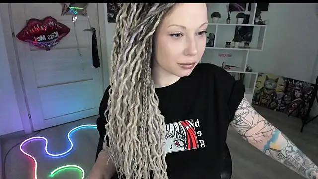 Snapshot of HoneySallyMoore chatting on April 9, 8:25 pm HoneySallyMoore online show from April 9, 8:25 pm