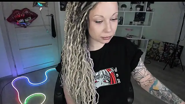 Snapshot of HoneySallyMoore chatting on April 12, 8:14 pm HoneySallyMoore online show from April 12, 8:14 pm