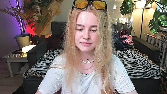 Snapshot of Alexa_Pirs chatting on May 25, 2:45 pm Alexa Pirs online show from May 25, 2:45 pm