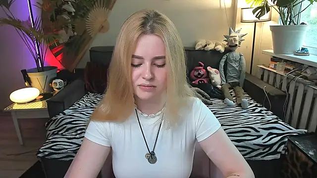 Snapshot of Alexa_Pirs chatting on June 18, 11:03 am Alexa Pirs online show from June 18, 11:03 am