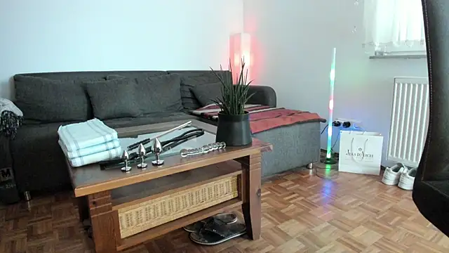 Snapshot of molicaremolicare chatting on December 5, 10:57 am molicaremolicare online show from December 5, 10:57 am