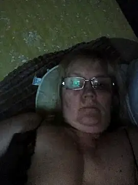 Snapshot of Violet5364 chatting on April 17, 8:45 pm Violet5364 online show from April 17, 8:45 pm