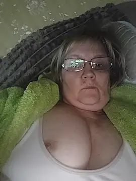Snapshot of Violet5364 chatting on April 27, 9:02 pm Violet5364 online show from April 27, 9:02 pm