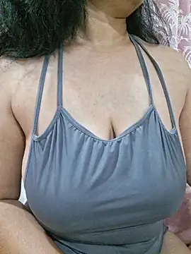 Snapshot of Jassi_Does chatting on February 15, 10:17 pm Jassi Does online show from February 15, 10:17 pm