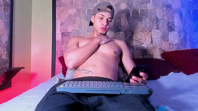 Snapshot of RyanGreys chatting on February 20, 11:53 am RyanGreys online show from February 20, 11:53 am