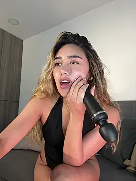 Hornyholly   online show from November 8, 9:13 pm