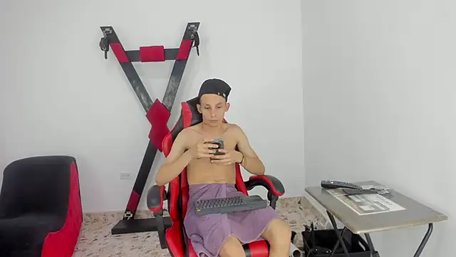 Snapshot of Isak_Millan chatting on October 13, 11:27 pm Isak Millan online show from October 13, 11:27 pm