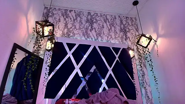 Snapshot of charlotte_bluee chatting on February 5, 6:34 pm charlotte bluee online show from February 5, 6:34 pm