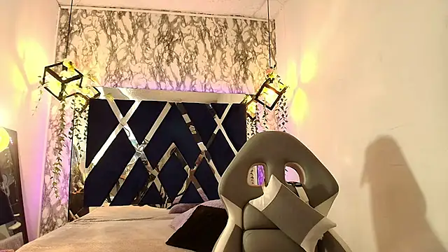 Snapshot of charlotte_bluee chatting on May 20, 6:47 pm charlotte bluee online show from May 20, 6:47 pm
