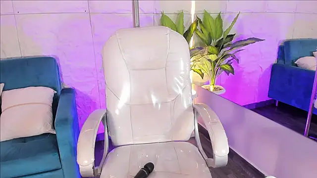 MelanieHillss online show from February 11, 8:25 pm