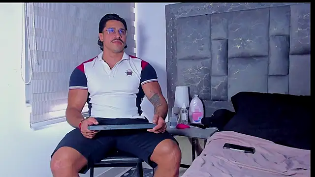 Snapshot of Valentino_Dosantos_ chatting on January 16, 7:51 pm Valentino Dosantos online show from January 16, 7:51 pm