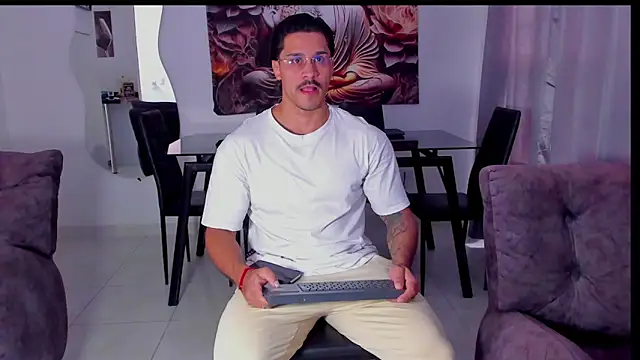 Snapshot of Valentino_Dosantos_ chatting on February 3, 8:14 pm Valentino Dosantos online show from February 3, 8:14 pm