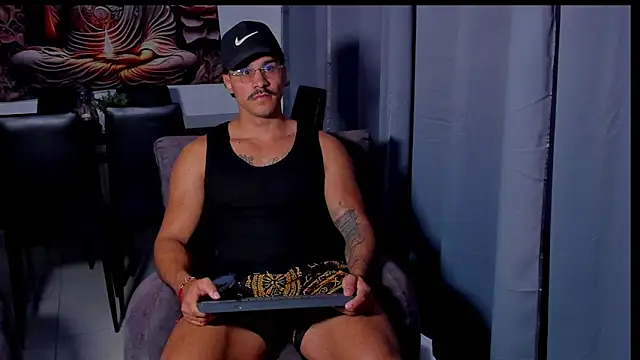 Snapshot of Valentino_Dosantos_ chatting on February 20, 8:31 pm Valentino Dosantos online show from February 20, 8:31 pm