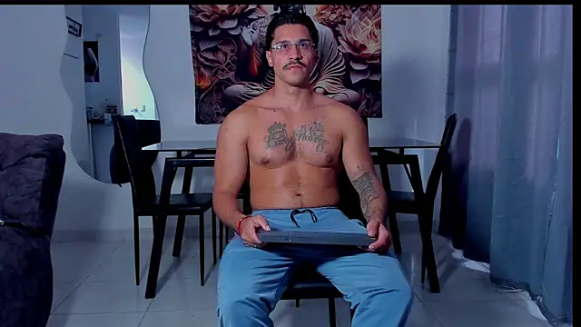 Snapshot of Valentino_Dosantos_ chatting on February 23, 8:28 pm Valentino Dosantos online show from February 23, 8:28 pm