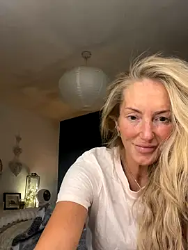 Snapshot of Fiery_Blonde_LexiX chatting on October 21, 9:59 pm Fiery Blonde LexiX online show from October 21, 9:59 pm