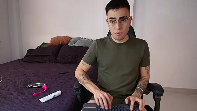 Snapshot of Andy_shaaw chatting on March 15, 4:10 pm Andy shaaw online show from March 15, 4:10 pm