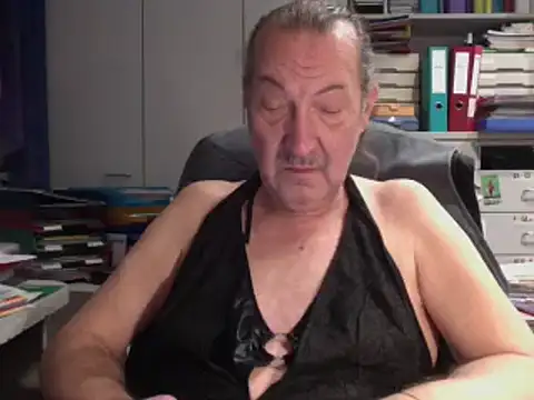 Snapshot of HMStraps01 chatting on February 12, 3:27 pm HMStraps01 online show from February 12, 3:27 pm