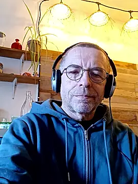 Snapshot of Xavspank2 chatting on January 10, 3:03 pm Xavspank2 online show from January 10, 3:03 pm