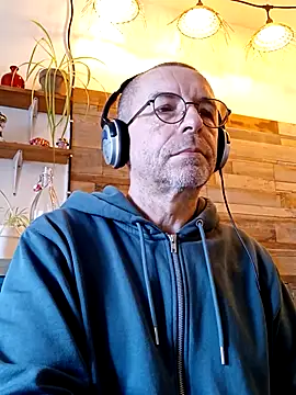 Snapshot of Xavspank2 chatting on February 3, 10:42 am Xavspank2 online show from February 3, 10:42 am