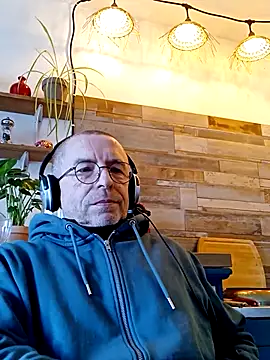 Snapshot of Xavspank2 chatting on February 16, 10:55 am Xavspank2 online show from February 16, 10:55 am