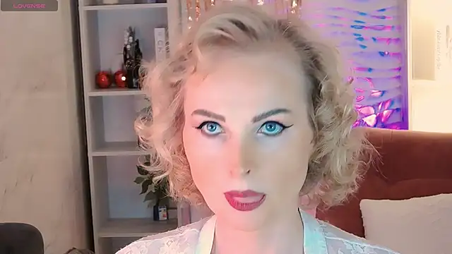 Snapshot of Sandra_Kind chatting on January 18, 5:33 am Sandra Kind online show from January 18, 5:33 am