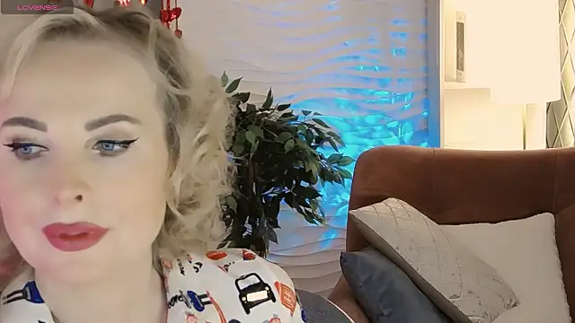 Snapshot of Sandra_Kind chatting on February 12, 5:35 am Sandra Kind online show from February 12, 5:35 am