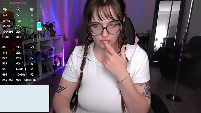 Snickerdoodles69 online show from March 14, 3:48 am