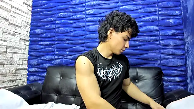 Snapshot of seigfried0 chatting on February 16, 12:40 am seigfried0 online show from February 16, 12:40 am