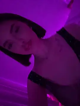 Snapshot of NaomiMulan chatting on June 1, 9:49 pm NaomiMulan online show from June 1, 9:49 pm