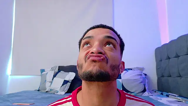 Snapshot of eross_chipre_ chatting on February 9, 8:35 pm eross chipre online show from February 9, 8:35 pm