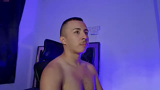 Snapshot of Donathoo1 chatting on February 13, 11:23 pm Donathoo1 online show from February 13, 11:23 pm