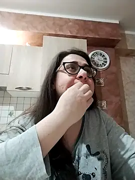 Dolcecurvy online show from April 7, 9:15 pm