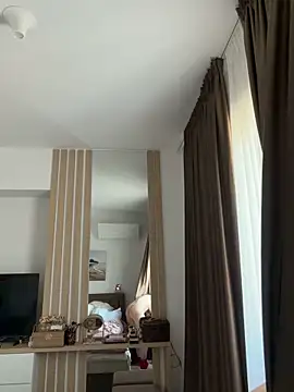 Mia Splash online show from April 8, 5:40 am