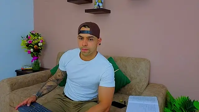 Snapshot of Bastiandelux chatting on April 13, 10:04 pm Bastiandelux online show from April 13, 10:04 pm