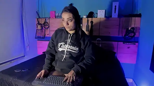 ChloeAllennn online show from April 13, 2:00 pm