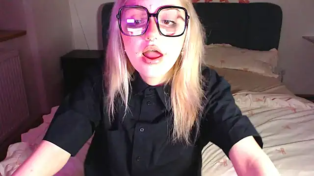 KimiSakura online show from April 7, 6:30 pm