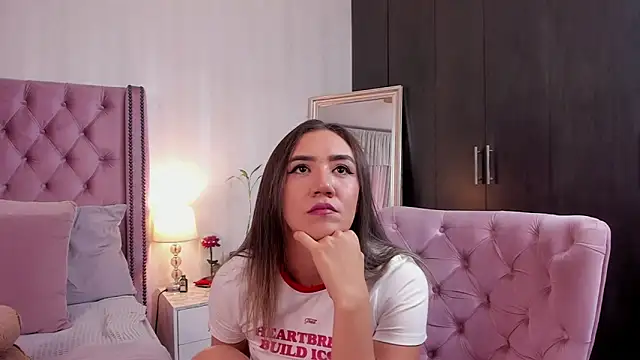 natashaleightt online show from March 10, 7:30 pm