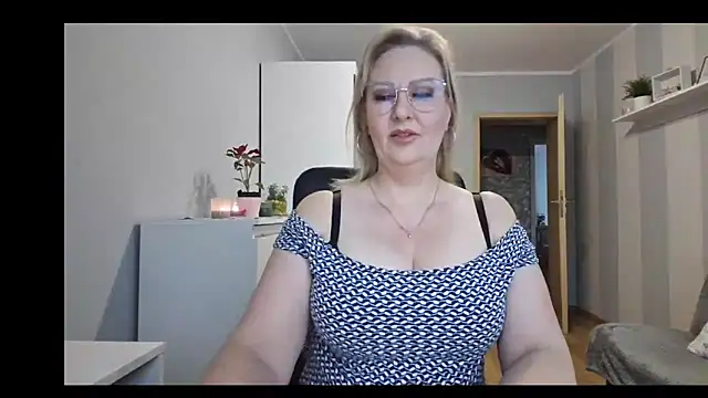 Snapshot of DianaLive chatting on February 4, 7:14 am DianaLive online show from February 4, 7:14 am