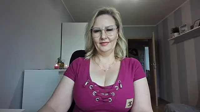Snapshot of DianaLive chatting on February 23, 9:28 am DianaLive online show from February 23, 9:28 am