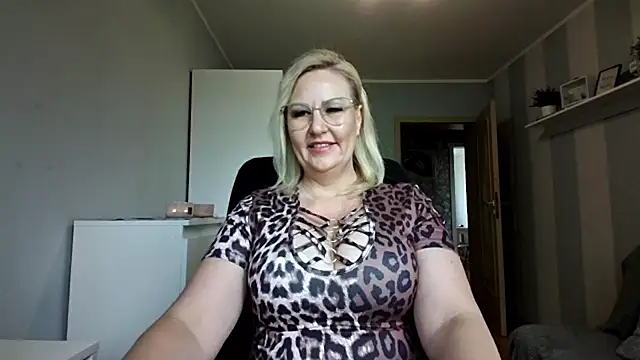 Snapshot of DianaLive chatting on May 11, 6:19 am DianaLive online show from May 11, 6:19 am