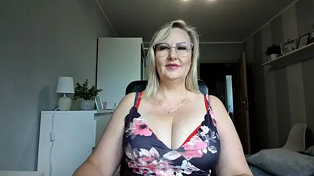 Snapshot of DianaLive chatting on August 4, 7:11 am DianaLive online show from August 4, 7:11 am