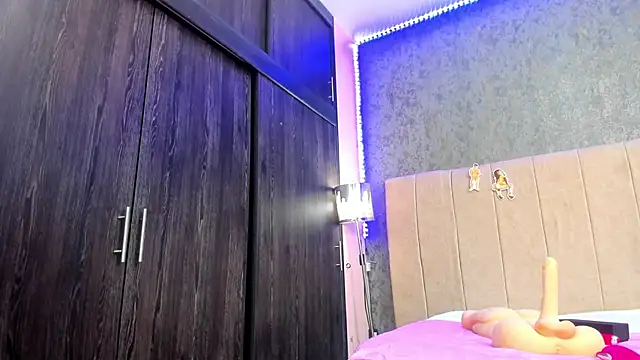 Snapshot of ava-am chatting on November 6, 1:50 am ava-am online show from November 6, 1:50 am