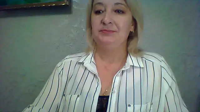 Snapshot of ArielXLoveresss chatting on June 2, 9:44 am ArielXLoveresss online show from June 2, 9:44 am