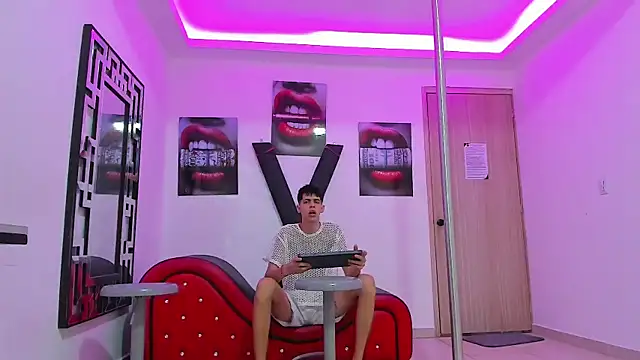 KING OFF BOYS online show from October 4, 1:09 pm