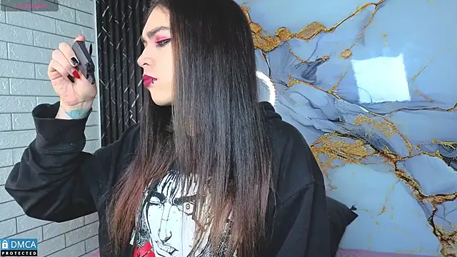 Snapshot of MaeveKuro chatting on January 16, 3:32 am MaeveKuro online show from January 16, 3:32 am