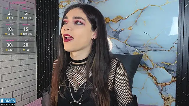 Snapshot of MaeveKuro chatting on January 17, 3:33 am MaeveKuro online show from January 17, 3:33 am