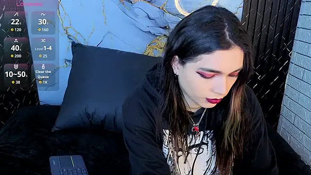 Snapshot of MaeveKuro chatting on February 24, 3:15 am MaeveKuro online show from February 24, 3:15 am